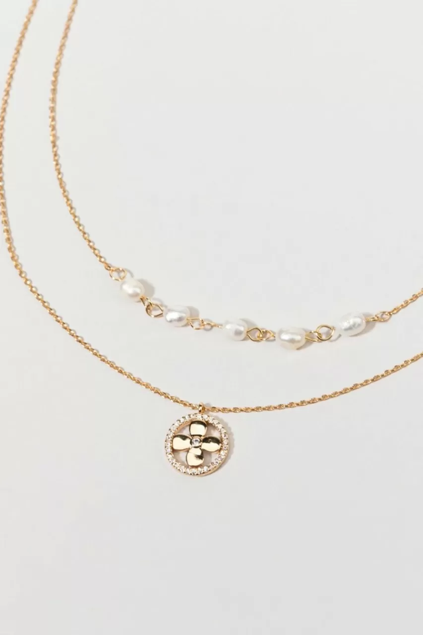 Francesca's Mary Clover Medallion Pearl
